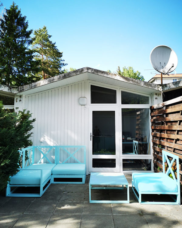 NUSSBLAU Möbelfarbe Exterior für die Terrassenmöbel und Kreidefarbe für die Pölster, alles in Baby Blue gestrichen.