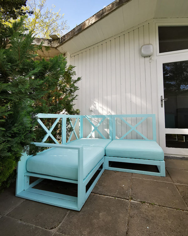 NUSSBLAU Möbelfarbe Exterior für die Terrassenmöbel und Kreidefarbe für die Pölster, alles in Baby Blue gestrichen.