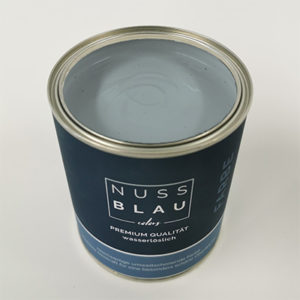 Vintage Blue ist ein sehr helles Graublau. Diese kühle Farbe passt wunderbar zu dunkelblauen Sofas und Möbeln als Wandfarbe. Farbtöne für Ikea Möbel, vonmuto.living, Trendfarben, Heritage, Sommer.