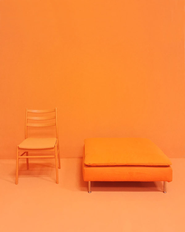 Ikea Söderhamn mit dem Bezug Samsta in Orange und unsere NUSSBLAU Wandfarbe und Möbelfarbe Interior in Orange Sunset.
