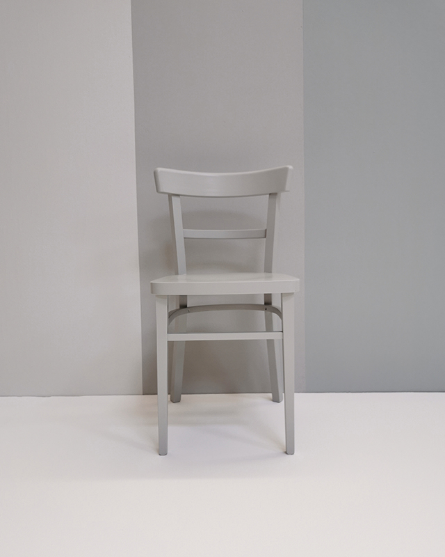 Der Sessel ist mit NUSSBLAU Möbelfarbe Interior und die Wand dahinter mit unserer NUSSBLAU Wandfarbe im Farbton Marble Grey gestrichen.