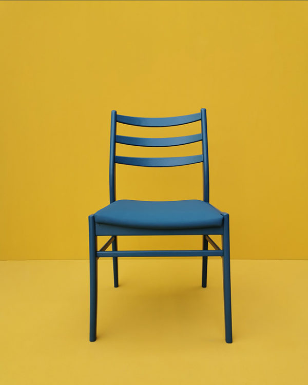 NUSSBLAU Wandfarbe in Golden Mustard und Möbelfarbe Interior in Modern Petrol