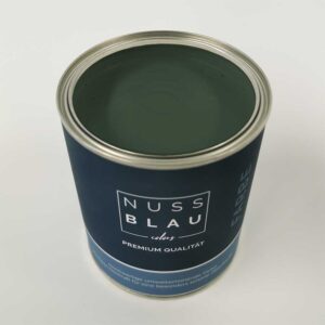 NUSSBLAU British Green ist ein sehr sattes Grün und passt hervorragend zur dunkelgrünen IKEA Bodbyn Küchenfront und dem Bezug des IKEA Sofas Vimle. Farbtöne für Ikea Möbel, vonmuto.living, Trendfarben, Heritage, Sommer.