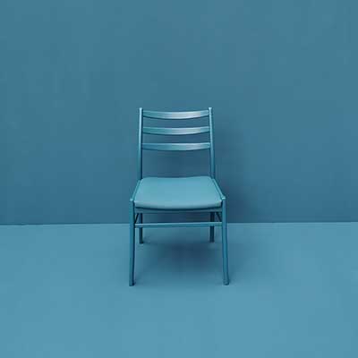 Stuhl und Wand in NUSSBLAU Modern Petrol.