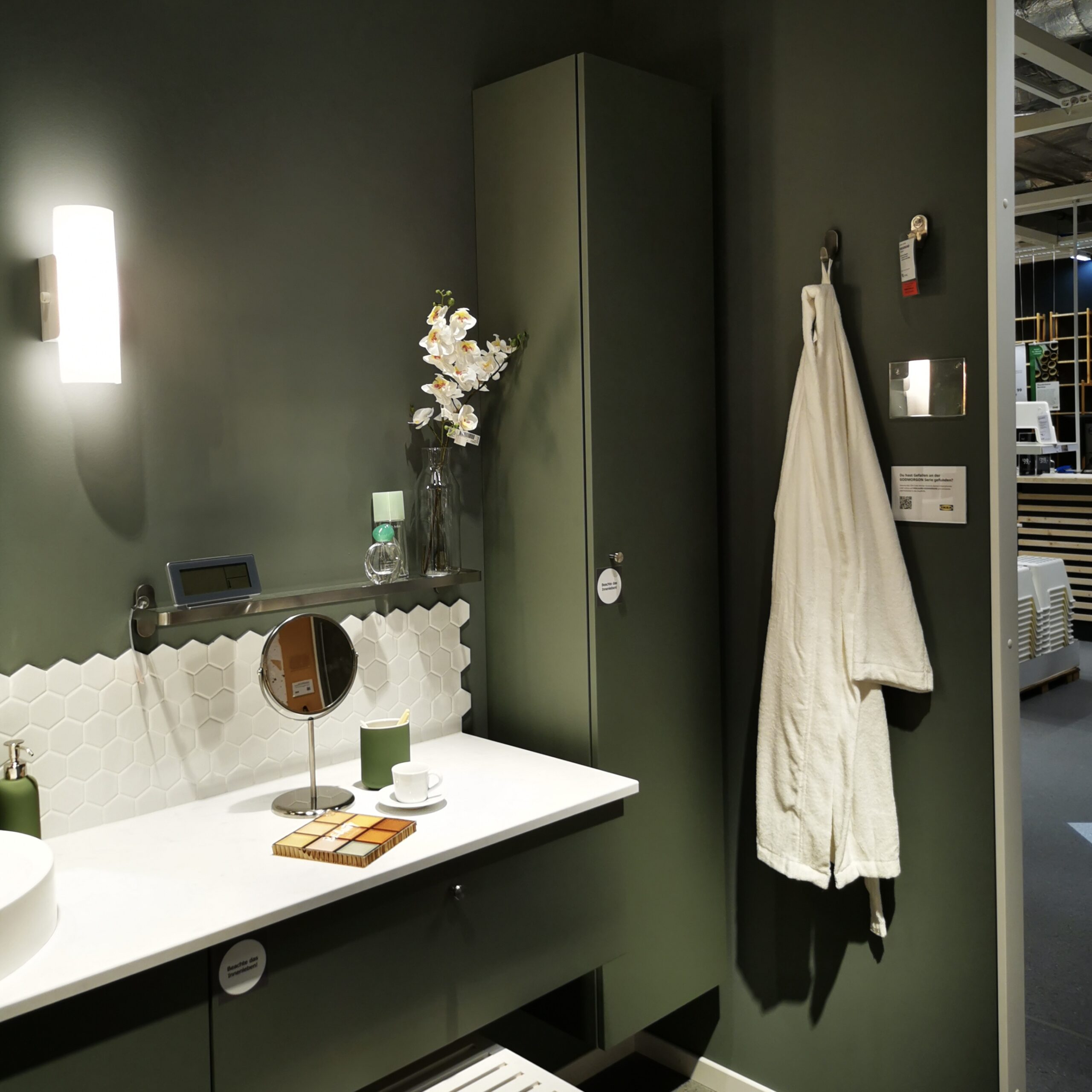 IKEA Godmorgon Badezimmer in Graugrün und unser HERBAL GREEN passen perfekt zueinander.